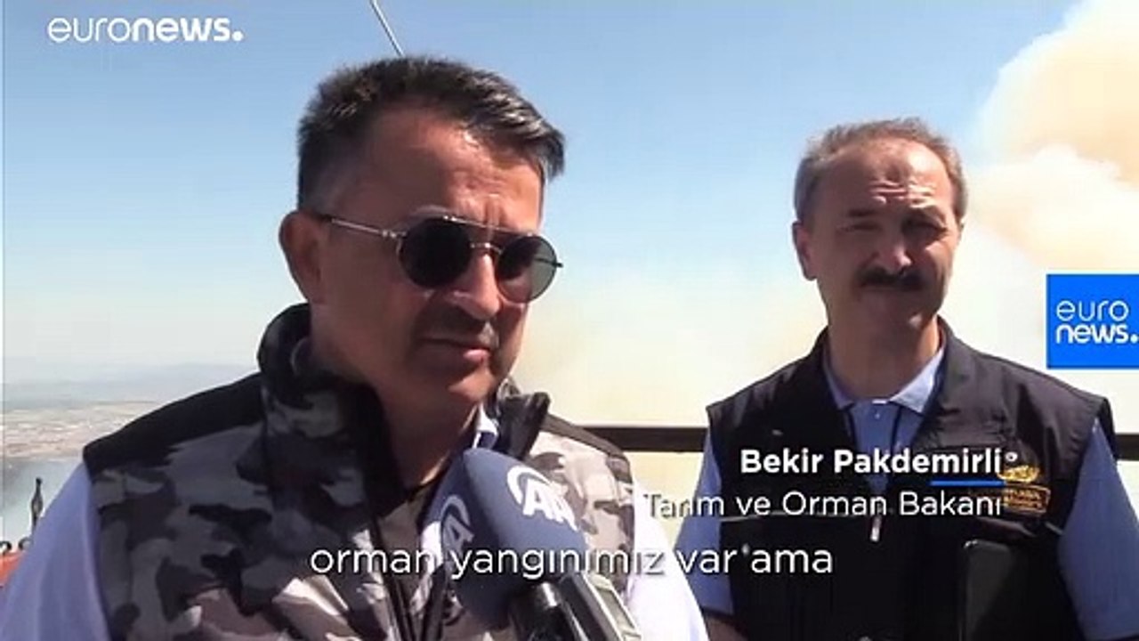 İzmir'in ilçelerinde yangınlar üçüncü gününde sürüyor, Pakdemirli: Yerleşim yerlerini tehdit etmiyor