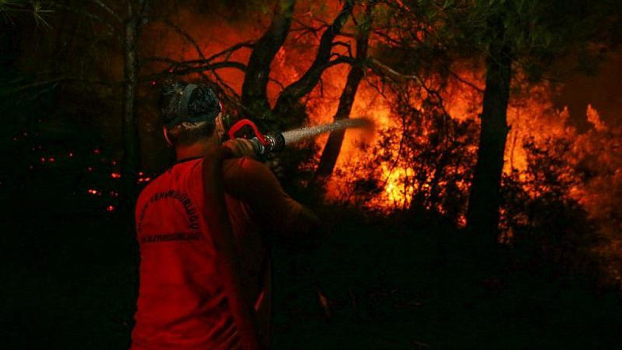 Bewohner fordern mehr Hilfe im Kampf gegen Feuer bei Izmir