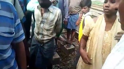 விரைவு ரயிலில் சிக்க இருந்த தாயும், மகளும் நொடிப்பொழுதில் உயிர் தப்பினர்-வீடியோ