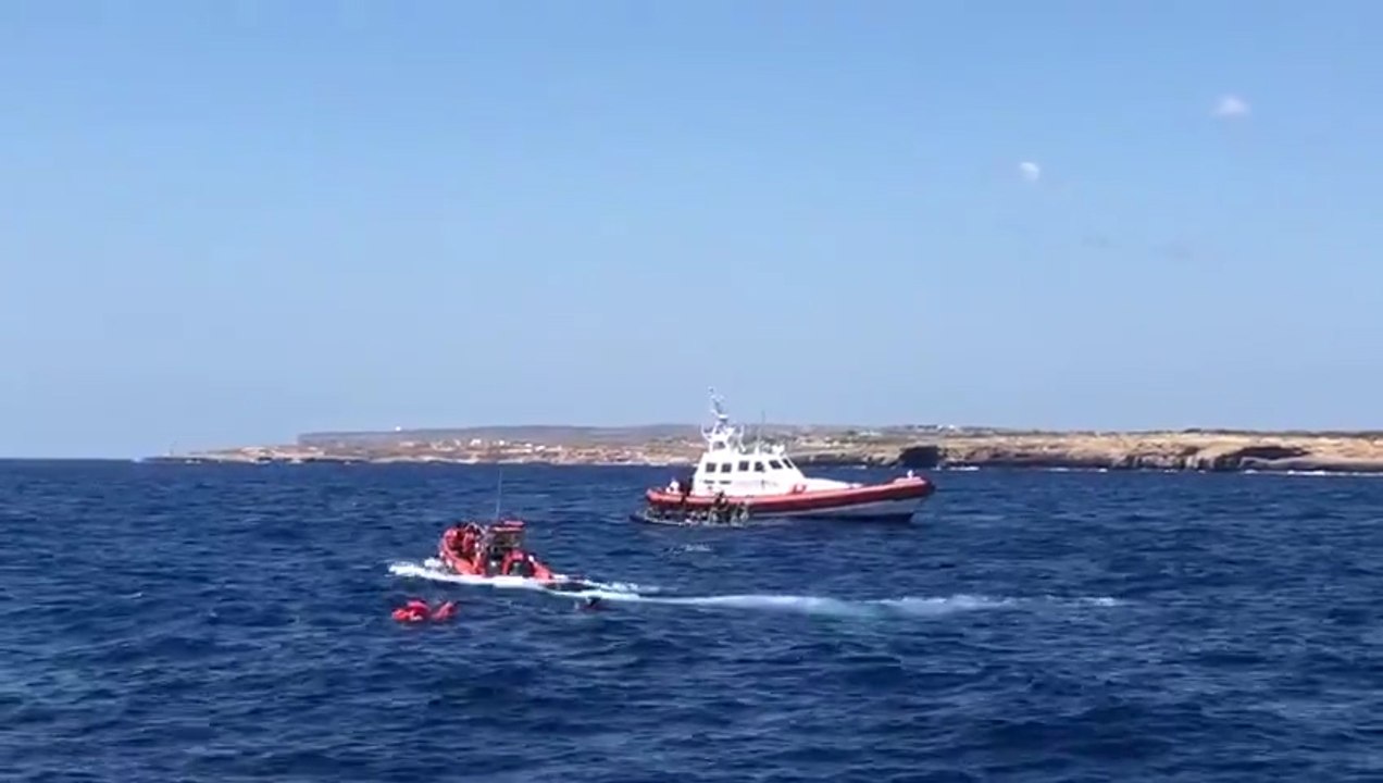 Migrantes del barco de Open Arms son rescatados tras saltar al agua