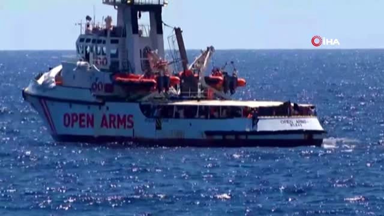 - Günlerdir Akdeniz'de bekleyen sığınmacılar son çare denize atladı