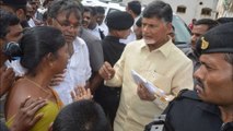 వరద బాధితులకు చంద్రబాబు పరామర్శ || Chandrababu Naidu Visits Flood Affected Areas In Andhra Pradesh