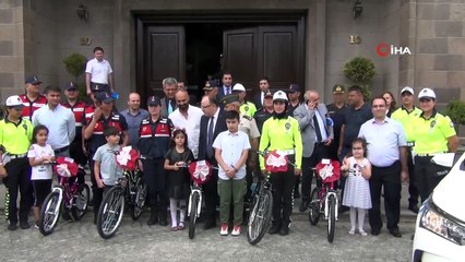 Afyonkarahisar’da jandarma 5 çocuğun yüzünü güldürdü