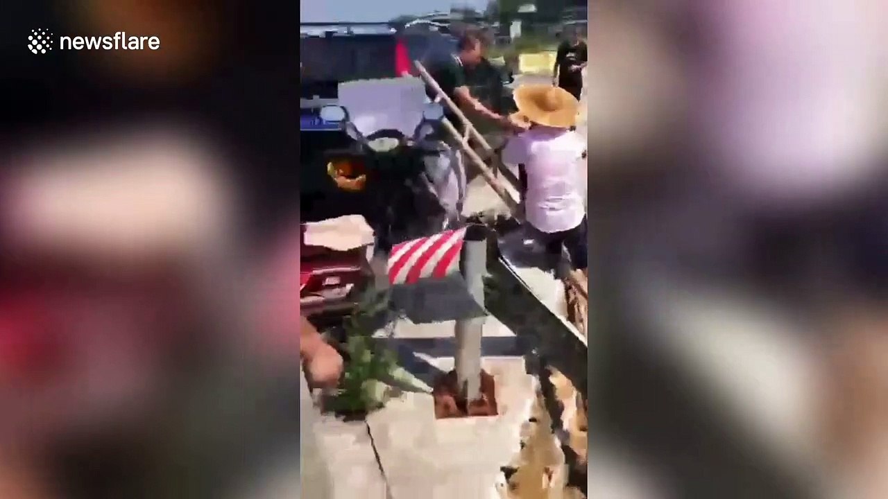 Heroic men rescue people trapped in car that landed upside down in a river in China