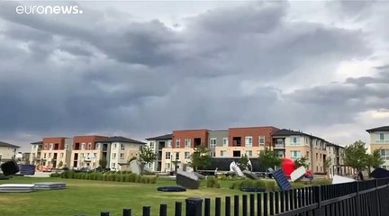 شاهد: ذهبت مع الريح.. العشرات من أفرشة النوم تتطاير في الهواء بسبب الرياح القوية