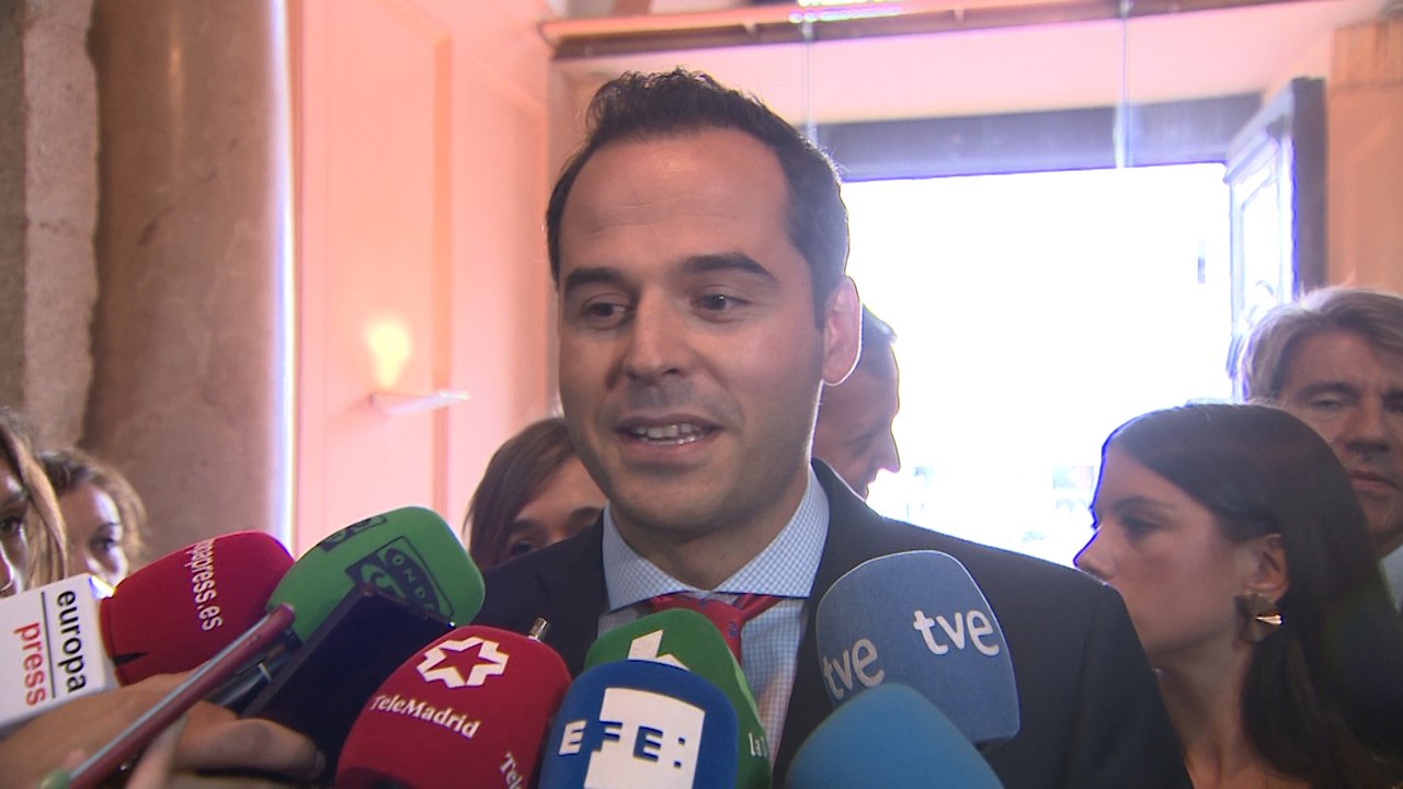 Aguado asegura trabajará "codo con codo" con todos los consejeros