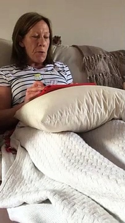 Effrayée par le hamster sur le canapé derrière elle, Maman sursaute !