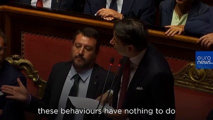 Crisi governo, Salvini tira fuori il rosario e ci vota alla Madonna. "Mostraci le stimmate!"