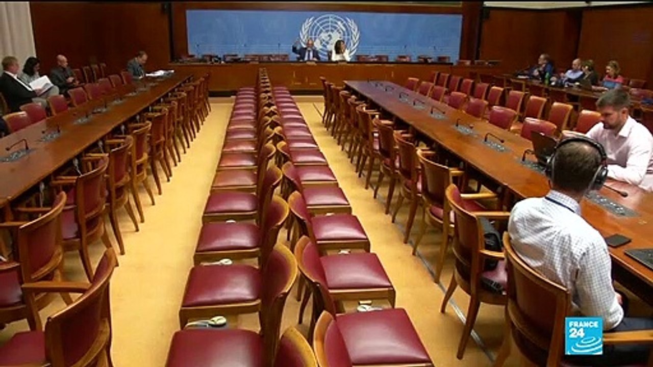 Desperated migrants try to swim to Lampedusa after days stuck at sea