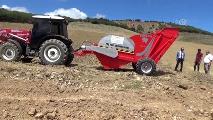 Artova'da taş toplama makinesi hizmete girdi