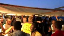 Así celebran los rescatados del Open Arms la noticia de su desembarco: cantando victoria al ritmo de Bob Marley