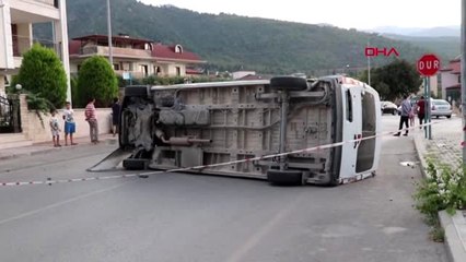Otomobil ile çarpışan işçi servisi devrildi: 4 yaralı