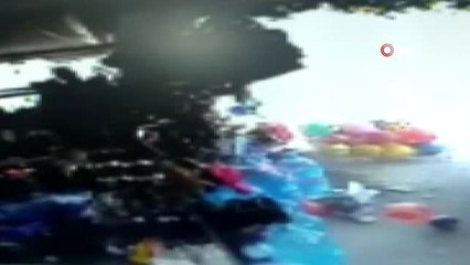 Kontrolden çıkan otomobil markete girdi