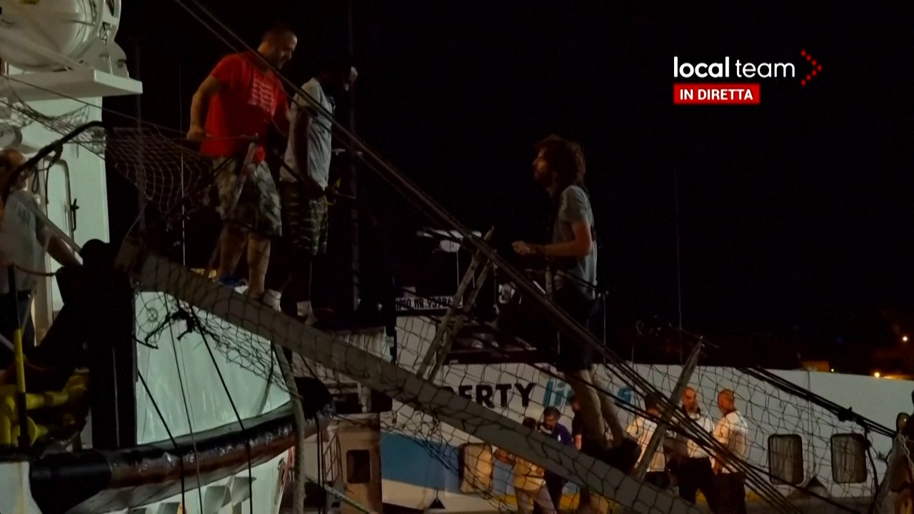 Open Arms: Gerettete gehen in Lampedusa an Land