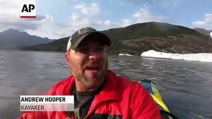 Kayakiste lors d'un éffondrement au large d'Alaska