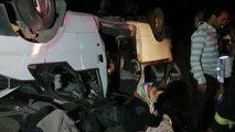 Düzensiz göçmenleri taşıyan minibüs devrildi: 43 yaralı