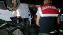 Düzensiz göçmenleri taşıyan minibüs devrildi: 43 yaralı - VAN