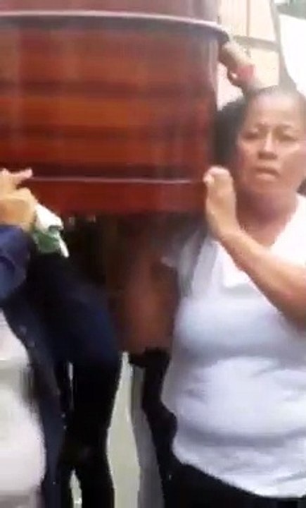 El Difunto Pidió Que Lo Enterraran Con Su Canción Con El ataúd Cargado Por Sus Ex Esposas Bailando