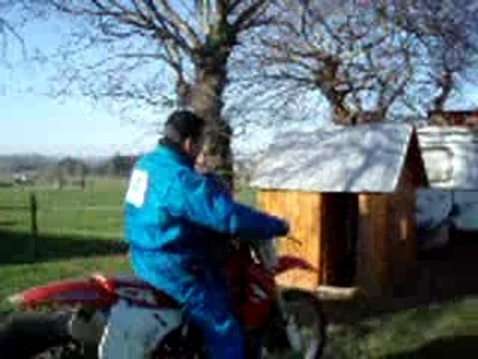elvira fait du motocross