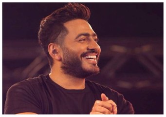 موقف رائع لتامر حسني خلال حفله بمهرجان صلالة‎