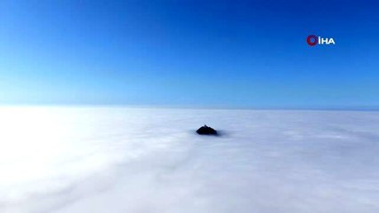 Sis içindeki Kıble Dağı Cami'nden masalsı görüntüler