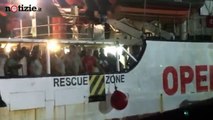 Open Arms, sbarcati nella notte a Lampedusa gli 83 migranti a bordo | Notizie.it