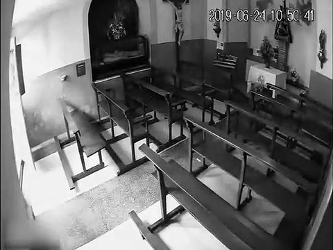 4 touristes volent un crucifix de Jésus dans une église en espagne !