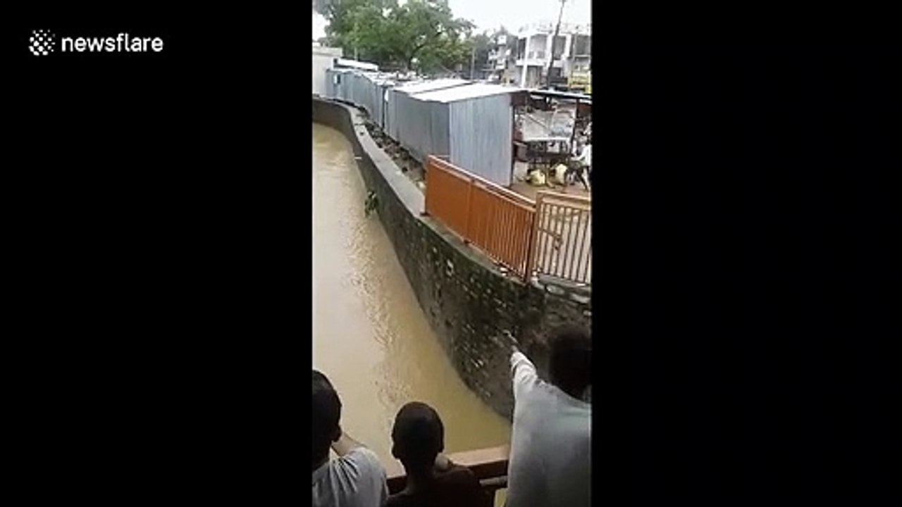 Cette rue s'effondre dans la rivière suite aux inondations en Inde