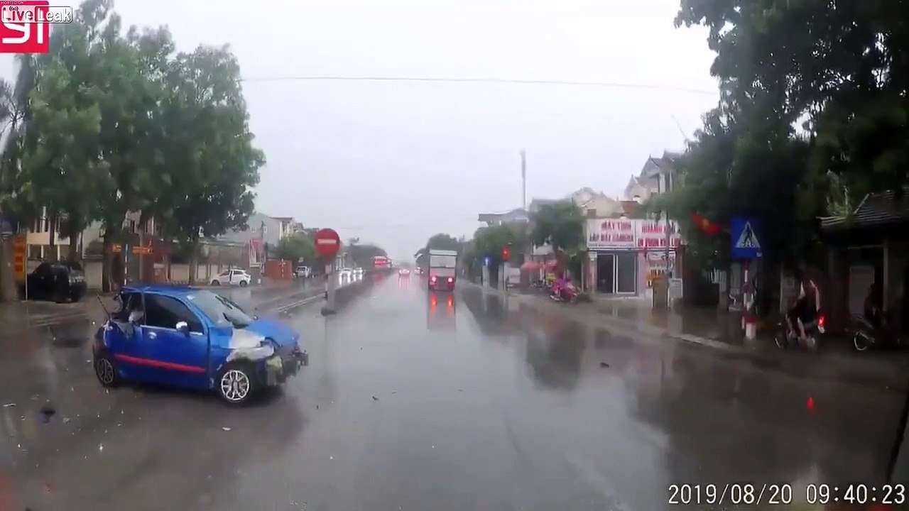 2 camions jouent au foot avec une voiture dans la rue..
