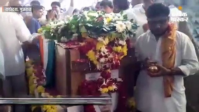 पत्नी ने सज-धज कर शहीद पति को दी अंतिम विदाई