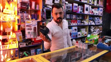 Yaralı 'alacalı karga' iş hanının maskotu oldu