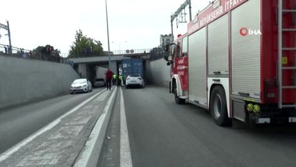 Faciadan ucuz kurtuldular... Tırdan düşen konteyner otomobili ezdi