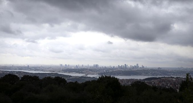 İstanbul'da gökyüzünü kara bulutlar sardı! Kartal'da bazı evleri su bastı