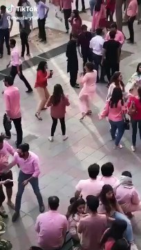 لمز یونیورسٹی کے لڑکے لڑکیوں کی 'متنازعہ' وڈیو کی سوشل میڈیا پر دھوم