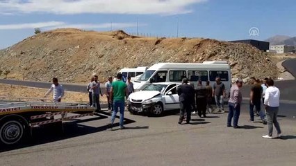 Minibüs ile otomobil çarpıştı: 4 yaralı