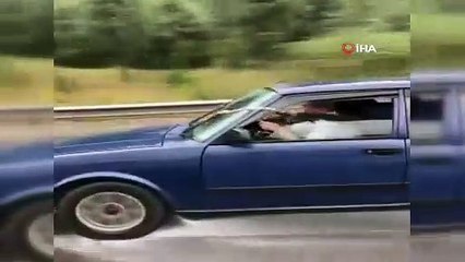 Yağmura bozuk sileceklerle yakalanan sürücüden ilginç çözüm