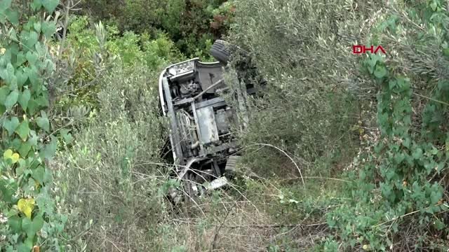 Viraja hızlı giren TIR yeşillik alana uçtu 1 yaralı