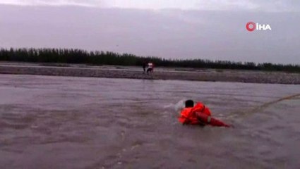 Nehirde mahsur kalanlar drone yardımıyla kurtarıldı