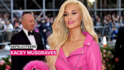 Kacey Musgraves straalt in roze