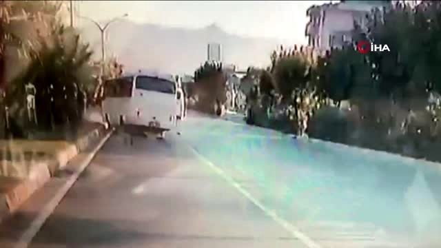 Tekstil işçilerini taşıyan midibüsün devrilmesi anbean görüntülendi