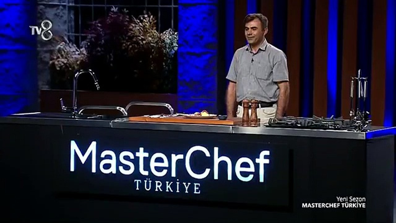 Eşinin hastalığından sonra halk eğitim kurslarında yemek yapmayı ögrenen, eşini kaybettikten sonra da verdigi sözü tutmak için yarışmaya katılan emekli astsubay