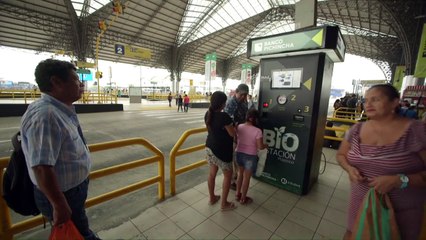 Botellas de plástico por pasajes de bus en Ecuador