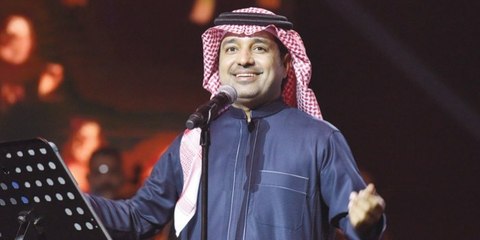 رد فعل راشد الماجد بعد أن قام أحد معجبيه بتقبيل يده