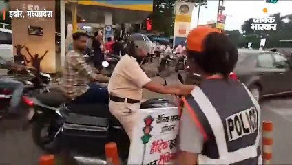पुलिसकर्मी को भी सही लाइन में खड़ा करवाया
