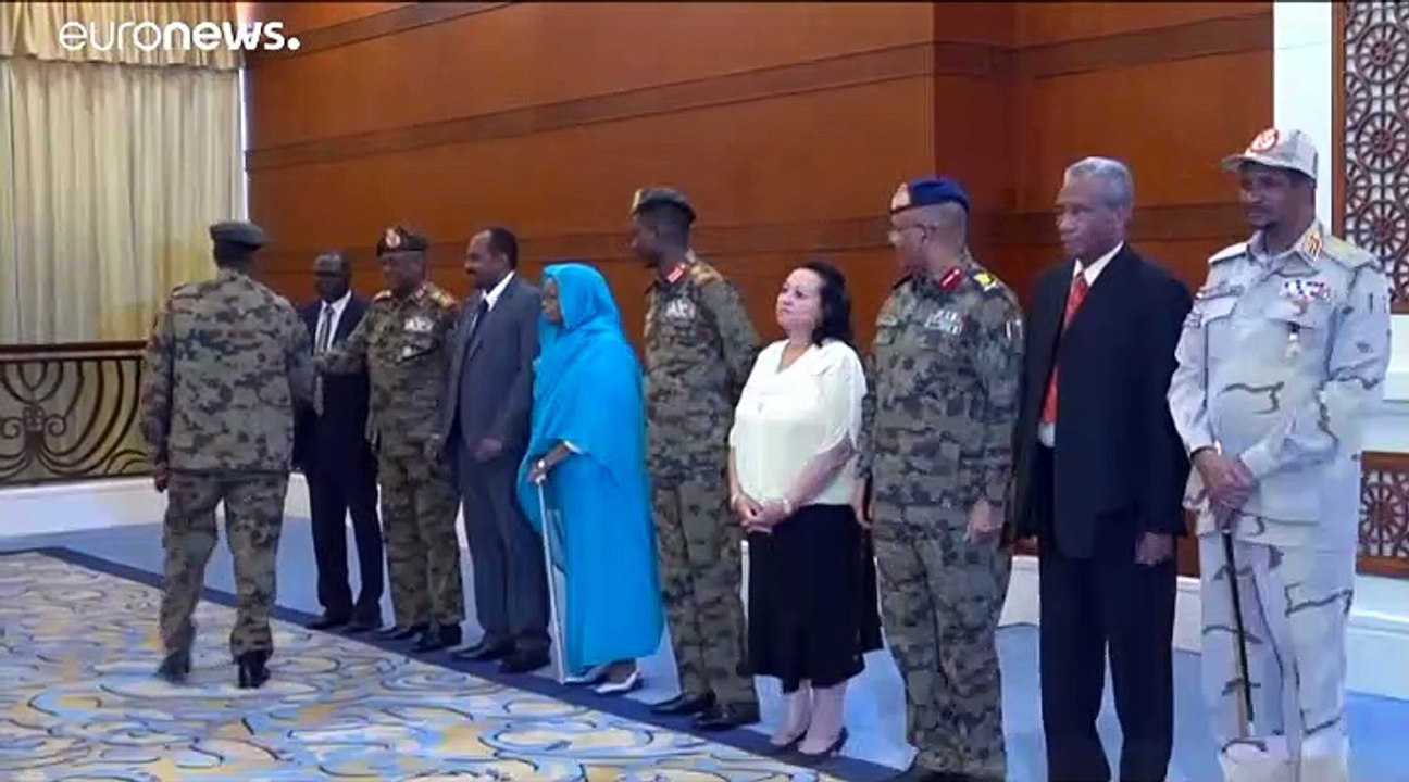 رئيس الوزراء السوداني الجديد عبد الله حمدوك يتعهد بتحقيق السلام