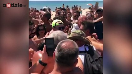 Vasco Rossi in spiaggia a Castellaneta Marina: “Sono dovuto scappare” | Notizie.it