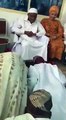 Incroyable - L'ex President du Nigeria Olusegun Obasanjo saluant le Roi Oba Suberu dans la pure tradition Yoruba.