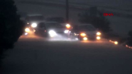 Zonguldak'ta aniden bastıran sağanak yağmurda araçlar yolda kaldı 3