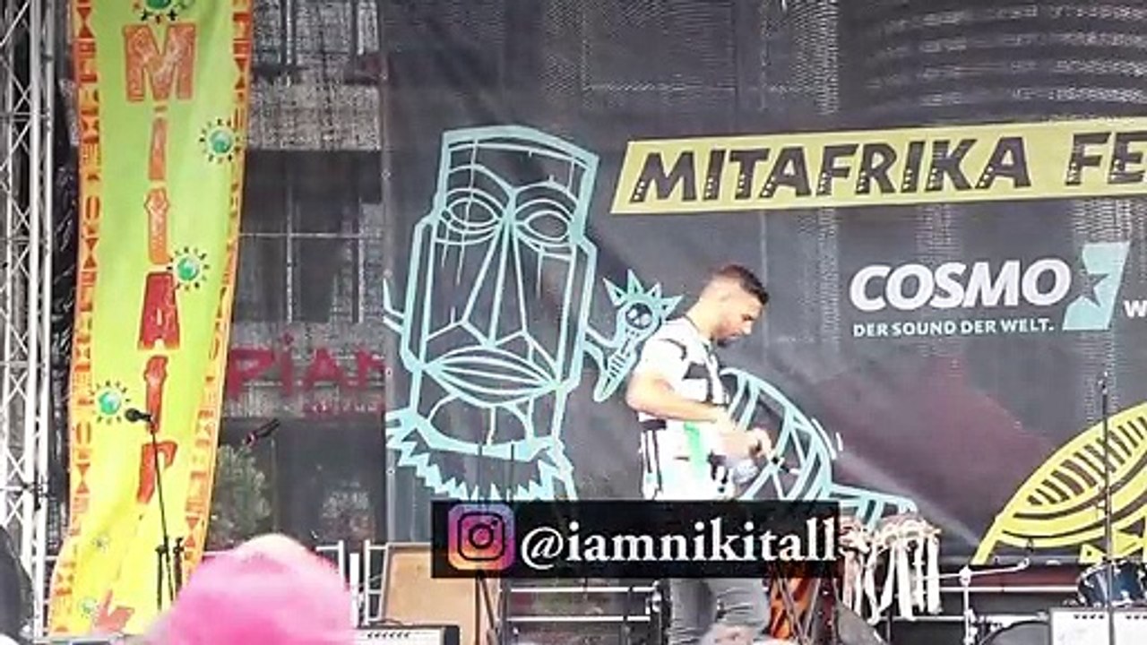 NIKI TALL rend hommage à ARAFAT DJ lors d'un festival...