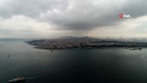 İstanbul'da gökyüzünü kaplayan kara bulutlar havadan görüntülendi
